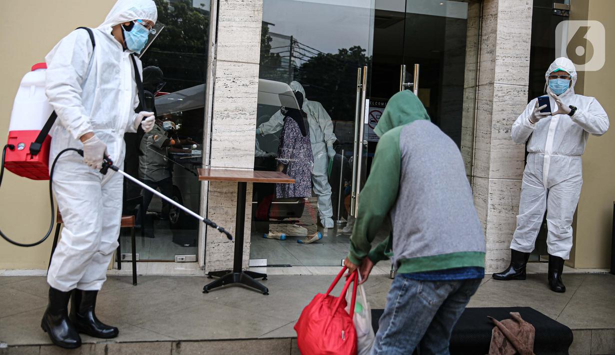 Pasien tanpa gejala Covid-19 disemprot disinfektan saat tiba di Hotel U Stay Mangga Besar, Sawah Besar, Jakarta, Senin (28/9/2020). Saat ini sudah ada 30 hotel bintang dua dan tiga yang disiapkan menjadi tempat isolasi pasien Covid-19 tanpa gejala. (Liputan6.com/Faizal Fanani)