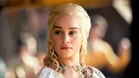 Menjadi pemeran utama di Games of Thrones, artis cantik pemeran Daenerys Targaryen ini selalu berwajah serius.