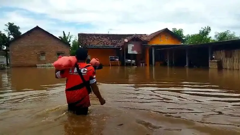 Petugas TRC BPBD Banyuwangi distribusikan makanan siap saji kepada korban banjir Banyuwangi (Istimewa)