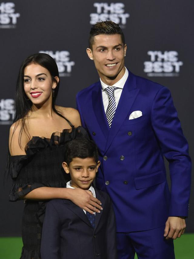 [Bintang] Cristiano Ronaldo dan Georgina Rodriguez