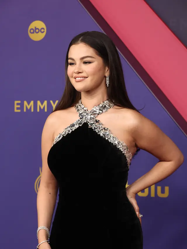 Gaya Glamor Selena Gomez dan Benny Blanco di Emmy Awards 2024, Mesra Sepanjang Acara