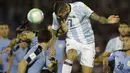 Pemain Argentina, Mauro Icardi menyundul bola melewati adangan pemain Uruguay pada laga kualifikasi Piala Dunia 2018 di Montevideo, Uruguay, (31/8/2017). Argentina bermain imbang 0-0. (AP/Natacha Pisarenko)