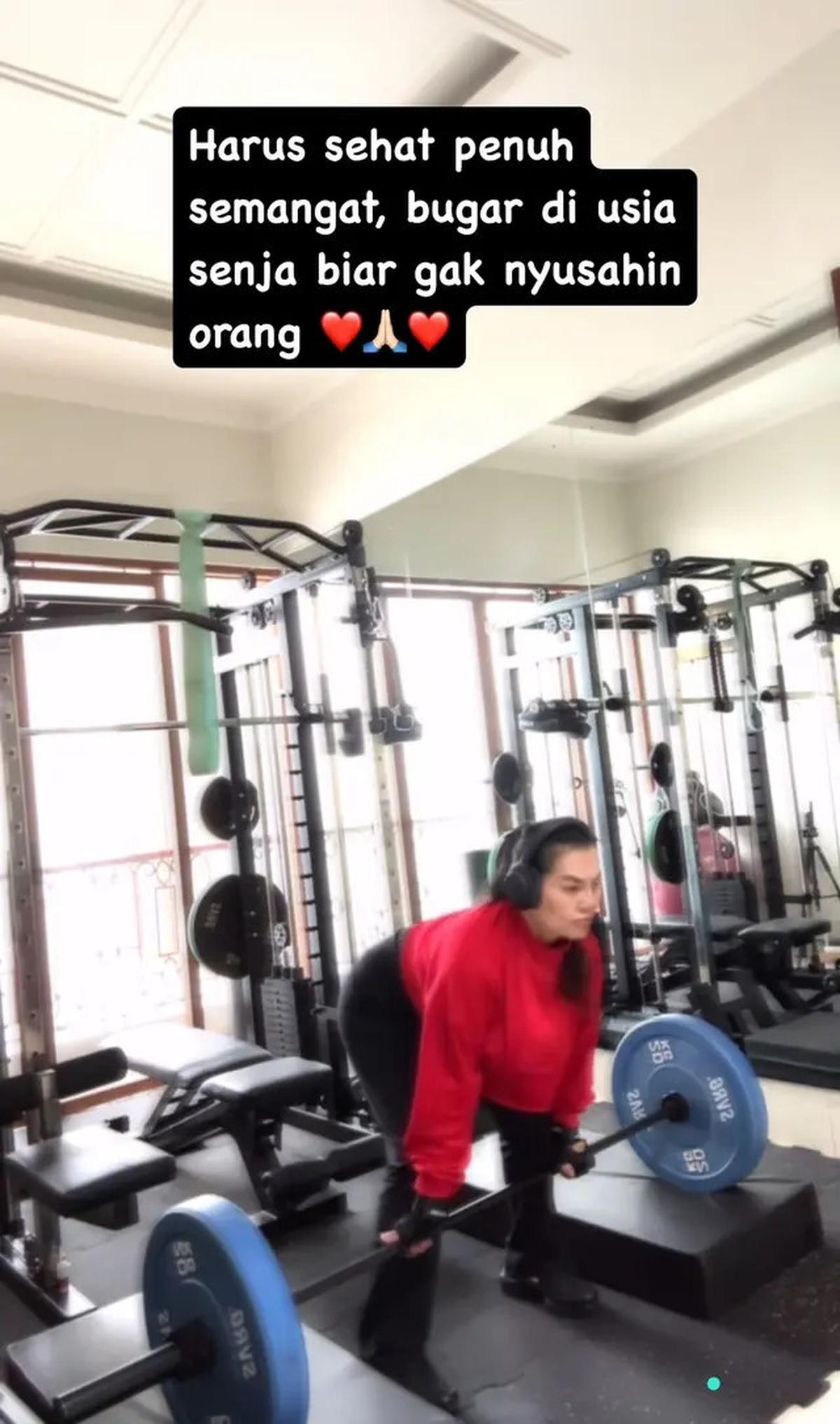 7 Potret Sarita Abdul Mukti Lepas Hijab Saat Nge-Gym, Pamer Angkat Barbel