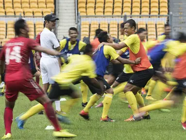 Pelatih Semen Padang, Nilmaizar, memimpin latihan anak asuhnya jelang laga final Piala Jenderal Sudirman melawan Mitra Kukar di Stadion Gelora Bung Karno, Jakarta, Sabtu (23/1/2016). (Bola.com/Vitalis Yogi Trisna) 