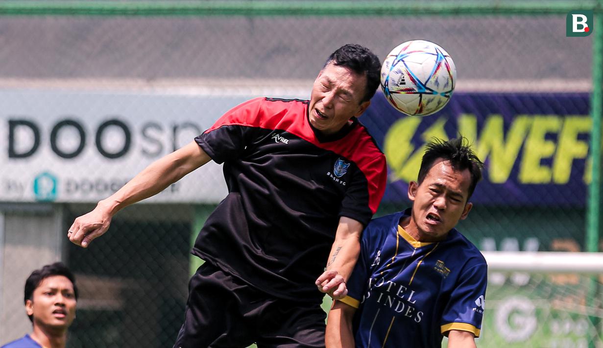 Pemain tim BW Senayan (kiri) berduel udara dengan pemain tim Des Indes pada turnamen Asatu Hoteliers Cup 2023 yang berlangsung di Asatu Area, Menteng, Jakarta, Minggu (29/10/2023). (Bola.com/Bagaskara Lazuardi)