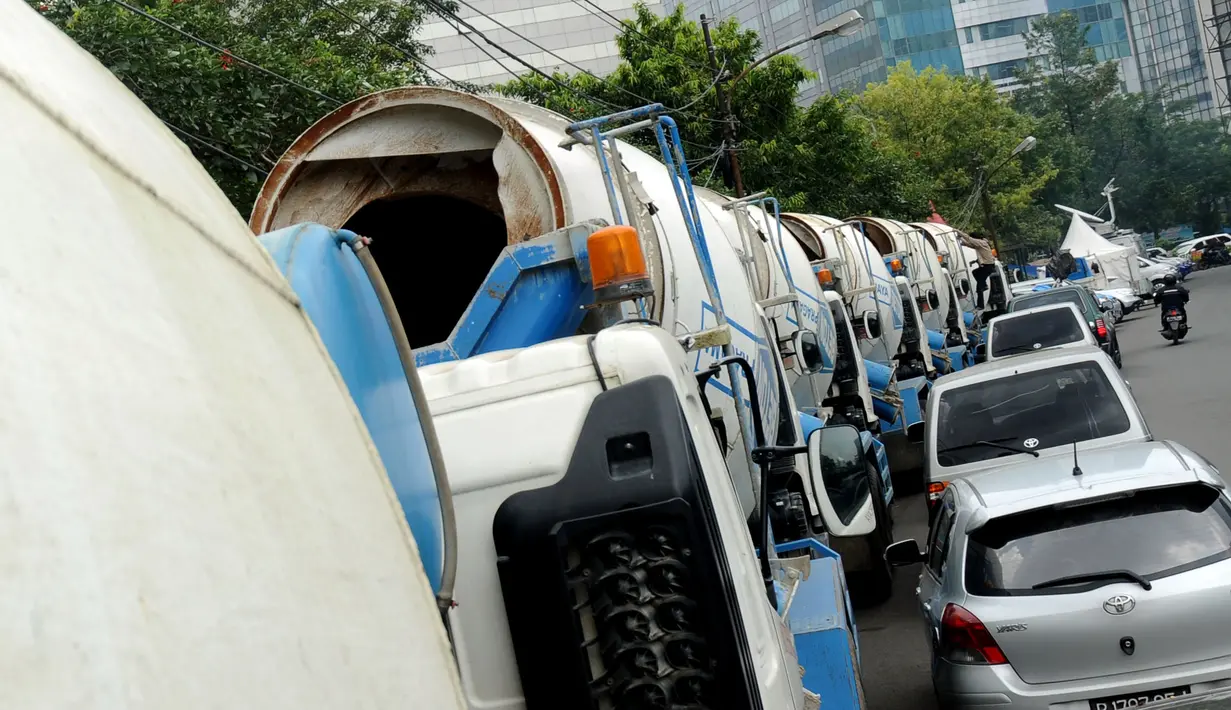 Rabu (19/03/14) KPK menyita 8 unit truk pengaduk semen milik Tubagus Chaeri Wardhana alias Wawan. (Liputan6.com/Helmi Fithriansyah)
