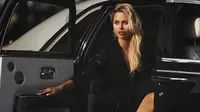 Victoria Bonya berpose di dalam mobil saat sesi pemotretan. Model berusia 37 tahun ini ditahan di bandara Los Angeles. (Instagram/ victoriabonya)