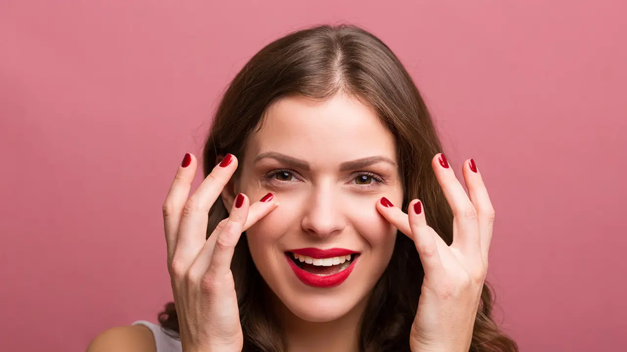 ilustrasi Mengenal perbedaan eye cream, eye gel dan eye serum untuk menjaga kulit area mata/Tinatin/shutterstock