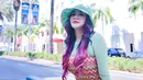 Gaya Vicky Shu saat berlibur ke Los Angeles, Amerika Serikat. Ia berdandan khas cewe kue. Bahkan, ia menyebut warna bajunya mirip jajanan pasar yang berlapis-lapis. Memakai riasan bold dan mengecat rambutnya dengan warna pink dan biru, wanita kelahiran Cilacap ini tampil nyentrik dengan topi hijau. (Liputan6.com/IG/@vickyshu)