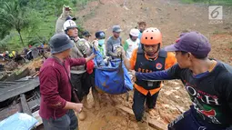 Tim SAR dibantu warga sekitar mengevakuasi jenazah korban longsor di Dusun Cimapag, Desa Sirnaresmi, Kecamatan Cisolok, Sukabumi, Selasa (1/1). Longsor menerjang satu dusun menjelang malam tahun baru pada pukul 17.00 WIB. (merdeka.com/Arie Basuki)