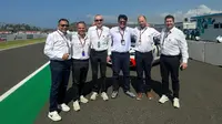 Eddy Saputra (paling kiri) Deputi Olahraga Sepeda Motor IMI Pusat dan FIM CCR member bersama para pemangku kepentingan balapan MotoGP Mandalika 2024. (Dokumentasi Eddy Saputra)