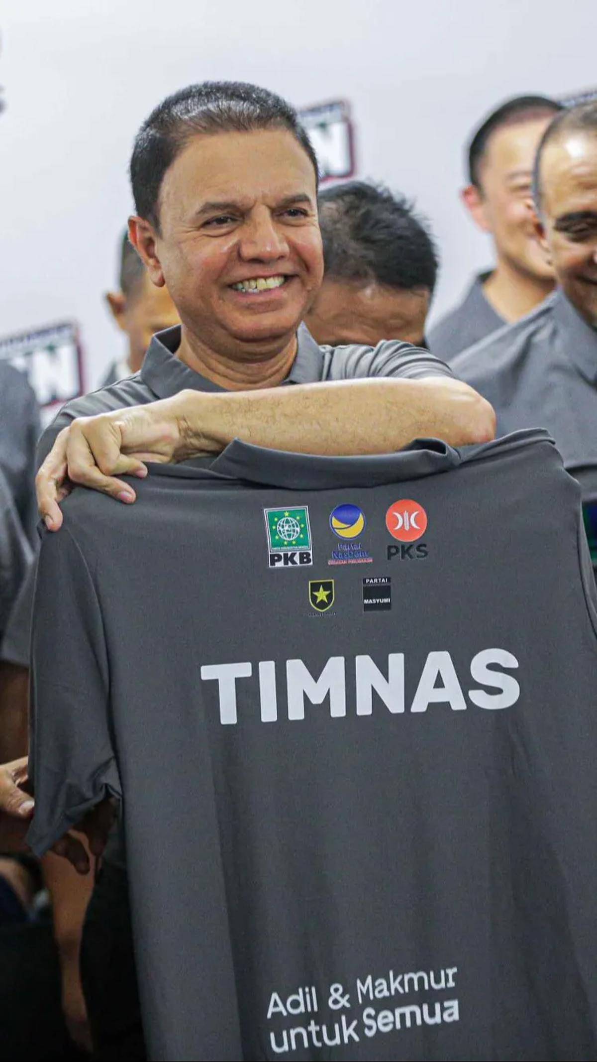 Di belakang baju itu terdapat lima loga partai pendukung pasangan AMIN dengan tulisan besar "TIMNAS".