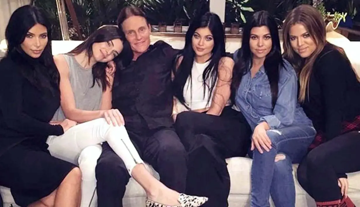 Lalu 4 anak angkat dari Kris Jenner yakni Kourtney, Kim, Khloe dan Rob Kardashian. (New York Post)
