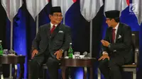 Capres dan Cawapres nomor urut 02 Prabowo Subianto-Sandiaga Uno berbincang sebelum memulai Debat Pilpres 2019 kelima di Jakarta, Sabtu (13/4). Debat kelima merupakan debat terakhir yang mengambil tema Ekonomi, Kesejahteraan Sosial, Keuangan dan Investasi. (Liputan6.com/Johan Tallo)