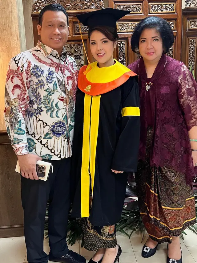 Tina Toon Wisuda S1 Hukum