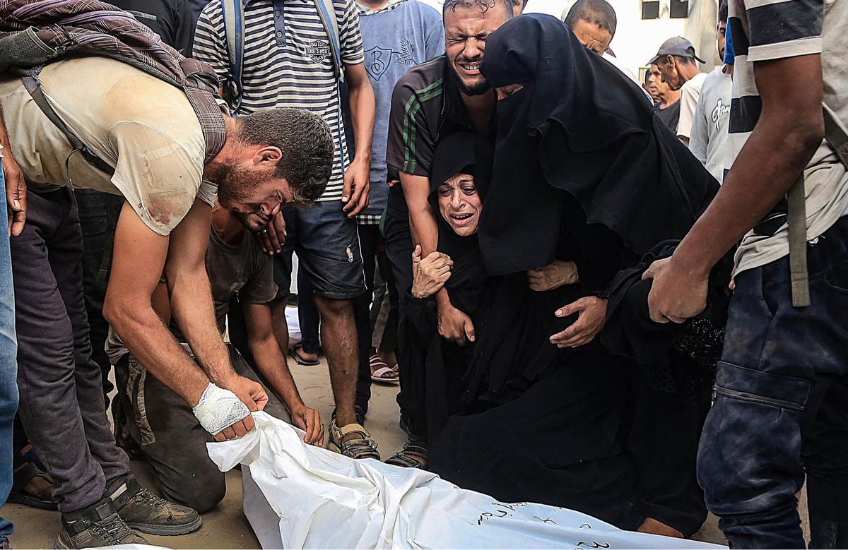 FOTO: Ratapan Pilu di Gaza, Serangan Dekat Pusat Bantuan Tewaskan Puluhan Warga Palestina