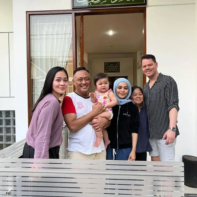 7 Potret Gracia Indri dan Gisela Cindy Pulang ke Indonesia, Kumpul Keluarga Besar