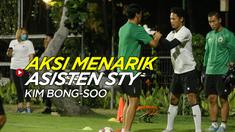 Thumbnail cover video aksi menarik asisten Shin Tae-yong, Kim Bong-soo, saat mengajari salah satu kiper Timnas Indonesia, Selasa (9/11/2021) malam hari WIB (Abdul Aziz/Bola.com)