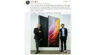 Desainer Philippe Starck dan CEO Xiaomi Leijun berpose bersama Mi MIX. Lei membocorkan desain untuk Mi MIX II dalam akun Weibo-nya.  (Sumber: Weibo Lei Jun)