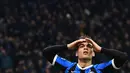 Striker Inter Milan, Lautaro Martinez, tampak kecewa gagal membobol gawang Barcelona pada laga Liga Champions di Stadion San Siro, Milan, Selasa (10/12). Inter kalah 1-2 dari Barcelona. (AFP/Miguel Medina)