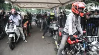 Pebalap saat bersiap untuk mengikuti Street Race Polda Metro Jaya di Kawasan Ancol, Jakarta Utara, Minggu (16/1/2022). Sebanyak 350 pebalap turut meramaikan balap jalanan bersama komunitas Street Race di Ancol. (merdeka.com/Iqbal S. Nugroho)