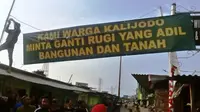 Sejumlah warga memasang spanduk berisi tuntutannya di Jalan Kepanduan II atau pintu masuk Kalijodo. (Liputan6.com/Putu Merta Putra Surya)