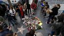 Penggemar berkumpul di dekat bintang atas nama penyanyi legendaris David Bowie di Hollywood Walk of Fame di Los Angeles, Senin (11/1). Bowie meninggal di usia 69 tahun dan baru saja merilis album ke-25 nya yaitu "Blackstar". (REUTERS/ Mario Anzuoni)