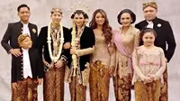 Krisdayanti dan Aurel Hermansyah Kompak Berkebaya dengan Wajah Tersenyum