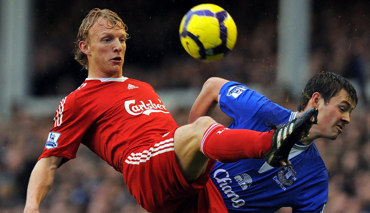 Dirk Kuyt. Striker ini pensiun bersama klub amatir di Belanda yang juga klub pertamanya, Quick Boys pada musim 2017/2018. Total 21 tahun berkarier, ia tampil dalam 808 laga dengan mencetak 298 gol. Dua klub besar yang pernah diperkuatnya adalah Feyenoord dan Liverpool. (Foto: AFP/Andrew Yates)