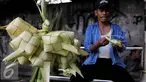Pengrajin menganyam Daun Ketupat di Pasar Palmerah, Jakarta, Rabu (23/9/2015). Jelang Hari Raya Idul Adha 1436 H Permintaan Daun Ketupat Meningkat dengan harga penjualan 1 ikat (Isi 10 daun ketupat) seharga sepuluh ribu rupiah. (Liputan6.com/Johan Tallo)
