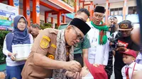 Wali Kota Cilegon Helldy Agustian memberikan vaksin polio kepada pelajar SDN 1 Kubang Sepat, Citangkil.