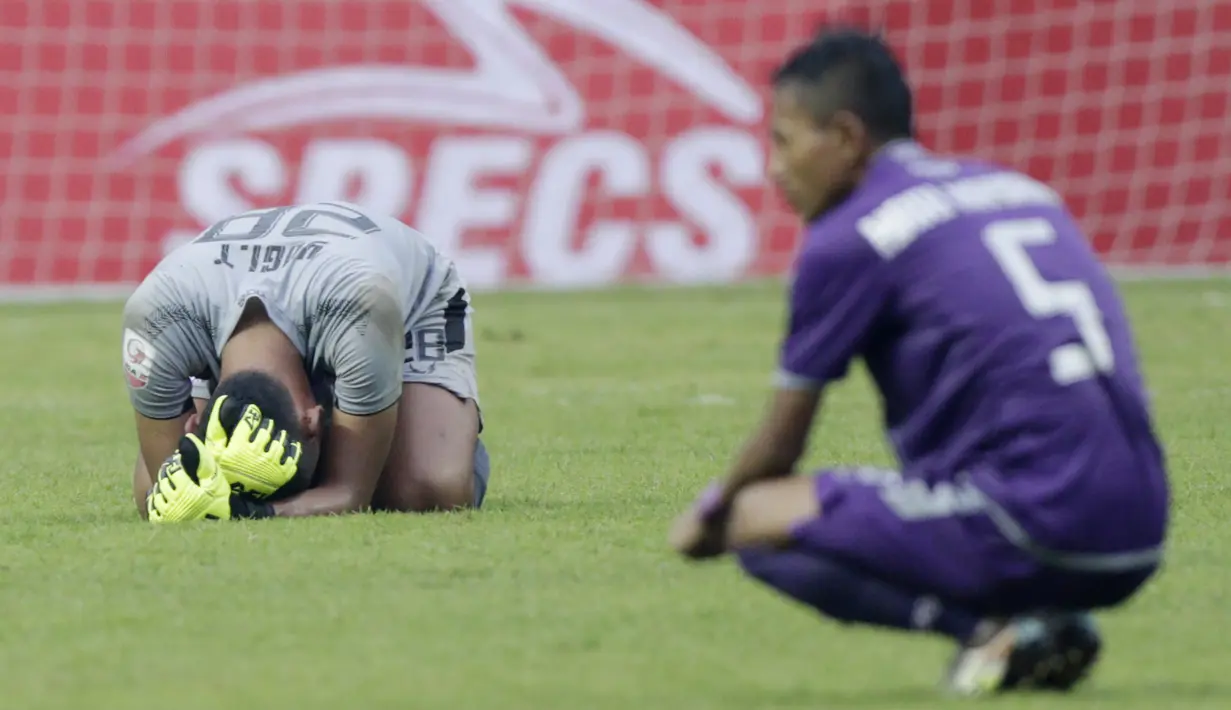 Kiper Persita Tangerang, Yogi Triyana, tertunduk usai ditaklukkan Kalteng Putra pada laga Liga 2 di Stadion Pakansari, Jawa Barat, Selasa (4/12). Kalteng menang 2-0 atas Persita. (Bola.com/M. Iqbal Ichsan)