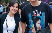 Berikut ini Beberapa Potret Umay Shahab yang nonton Konser Coldplay Pakai Kaos Dewa 19