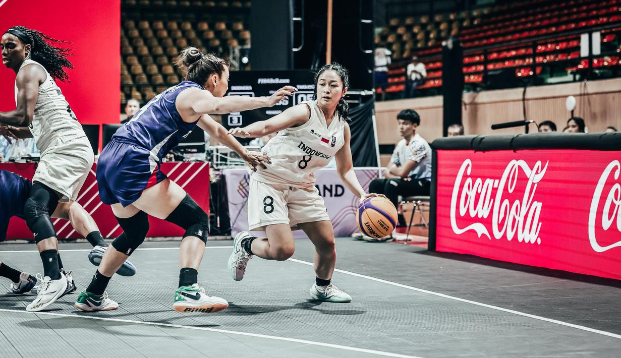 Aksi pemain Timnas basket 3x3 putri Indonesia, Evelyn Fiyo saat final di SEA Games 2025 yang berlangsung di Stadion Nimibutr, Bangkok, Kamis (11/12/2025) petang WIB. (Dok. Perbasi/Ariya Kurniawan)