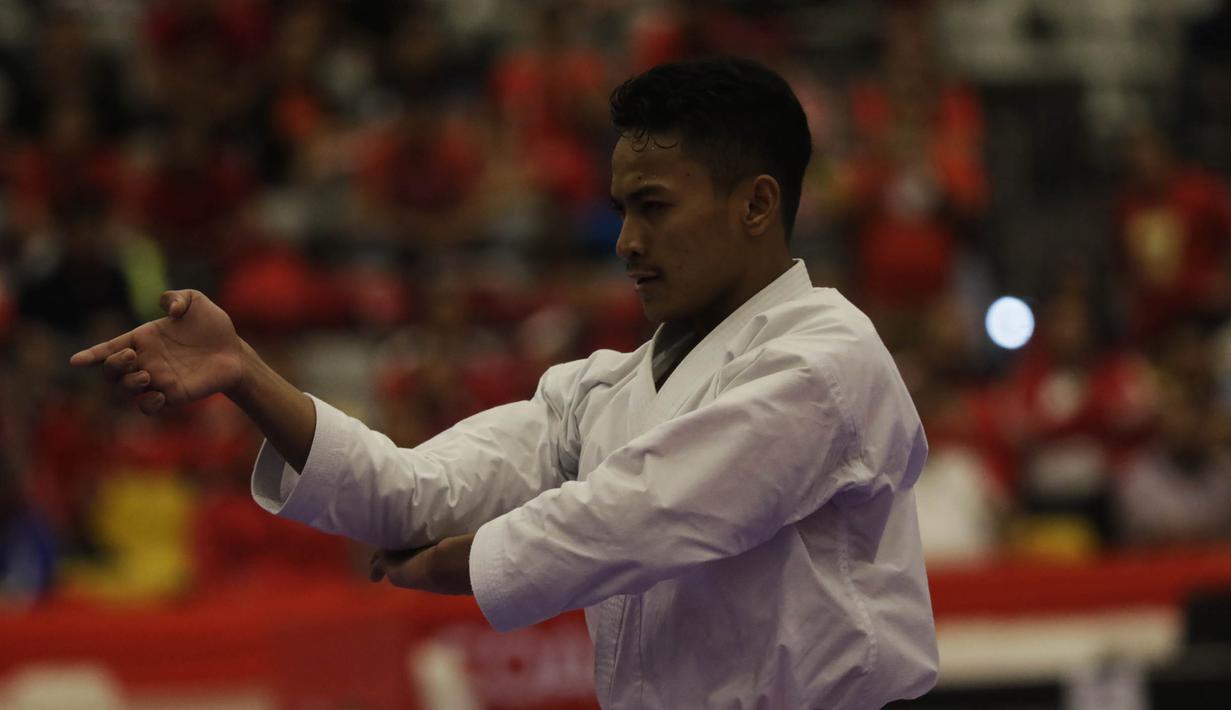 Penampilan karateka Indonesia, Ahmad Zigi Zaresta saat final nomor Junior Kata pada Kejuaraan Dunia Karate Junior, Cadet dan U-21 di ICE, BSD, Tangerang, Kamis (12/11/2015). (Bola.com/Vitalis Yogi Trisna)