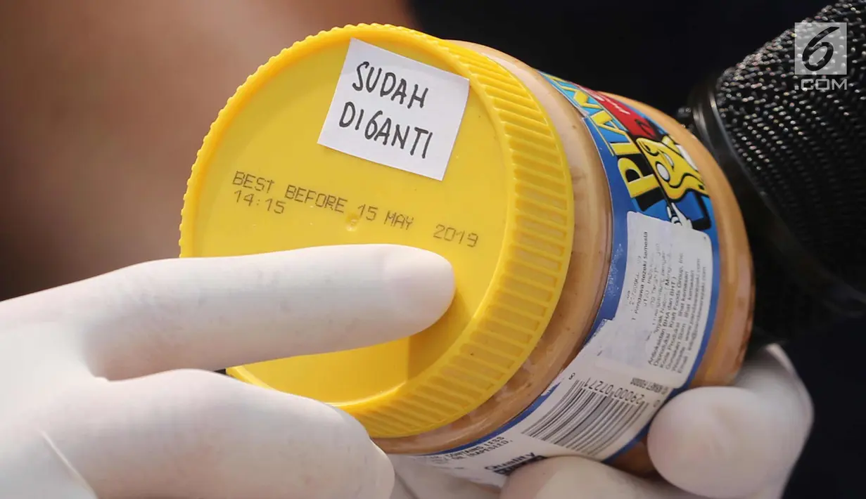Polisi menunjukkan tanggal kedaluwarsa makanan di sebuah gudang di Jalan Kalianyar I, Jembatan Besi, Tambora, Jakarta Barat, Selasa (20/3). Produk makanan tersebut berasal dari Amerika Serikat dan Australia. (Liputan6.com/Arya Manggala)