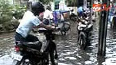 Derasnya hujan yang mengguyur Jakarta, Kamis (8/7) siang, membuat puluhan rumah di Petamburan, Jakpus, kebanjiran. Warga terpaksa mengungsikan barang-barang mereka ke tempat lebih tinggi karena ketinggian air yang masuk ke rumah mencapai 80 sentimeter. 
