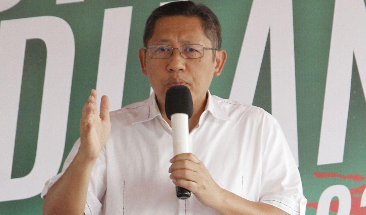 Ia berdalih, yang digantungkan tersebut maksudnya adalah harapan masyarakat akan keadilan di Indonesia layaknya sebuah Monas yang berdiri tegak dma kokoh.