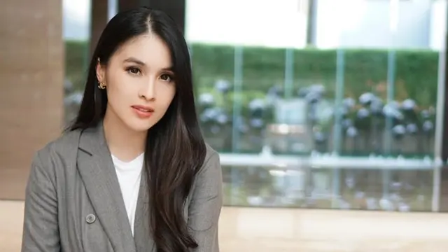 6 Potret Lawas Sandra Dewi, Sudah Cantik dan Memesona Sejak Dulu