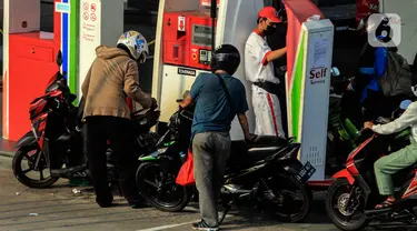Pengendara motor antre mengisi bahan bakar minyak (BBM) di SPBU Kelapa Dua, Jakarta , Kamis (14/4/2022). Pemerintah memberi sinyal akan menaikkan harga Pertalite dan solar. Hal ini menjadi langkah pemerintah dalam menghadapi dampak kenaikan harga minyak mentah dunia. (Liputan6.com/Johan Tallo)