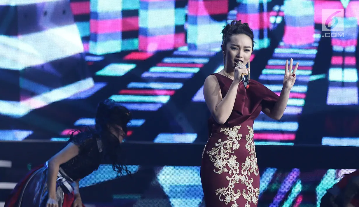 Penyanyi dangdut Zaskia Gotik ketika membawakan lagu pada Perayaan HUT ke 27 SCTV di Hall D, Jiexpo Kemayoran, Jakarta, Kamis (24/8). Zaskia Gotik berkolaborasi dengan Via Vallen yang diiringi dengan musik EDM. (Liputan6.com/Herman Zakharia)