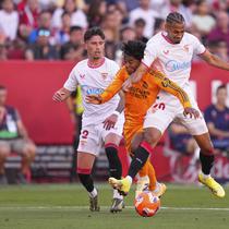 Bek Sevilla, Djibril Sow mencoba menghentikan Endrick di laga Sevilla vs Real Madrid, Senin (19/5/2025) (AP Photo/Jose Breton)