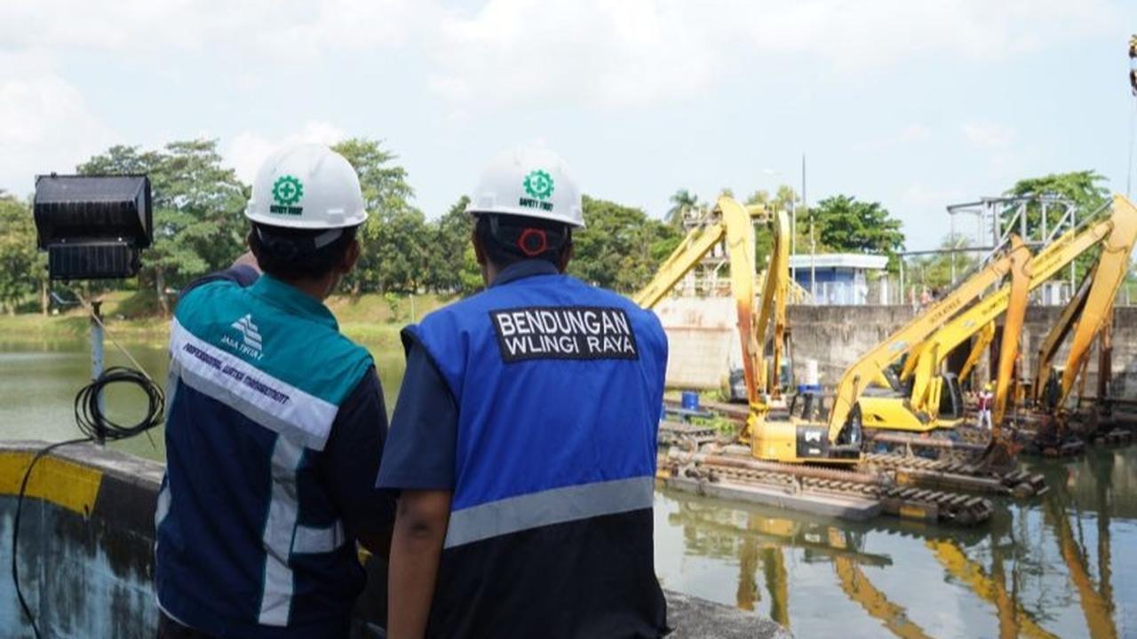 Perum Jasa Tirta I Gelontor Sedimen Bendungan Wlingi dan Lodoyo: Jamin Ketahanan Pangan dan Energi Nasional