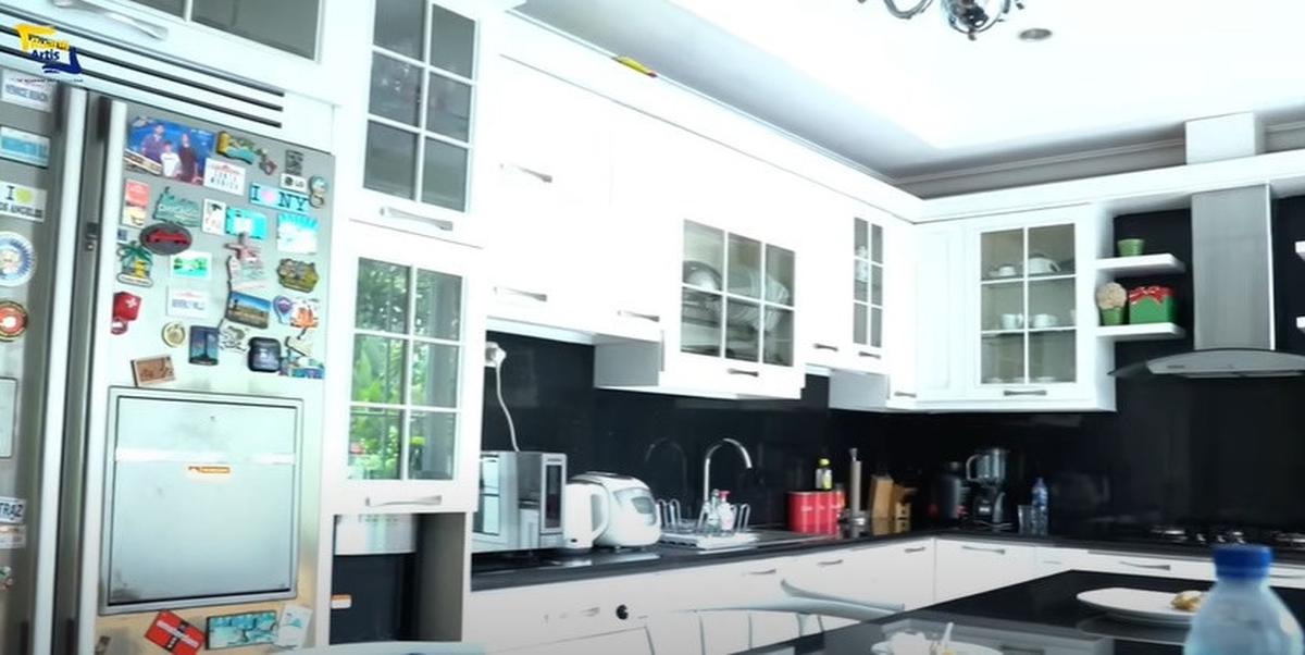 8 Potret Dapur Diah Permatasari yang Elegan, Jadi Lokasi Favorit - Akui Nggak Tahu Biaya Bayar Listrik Rumah