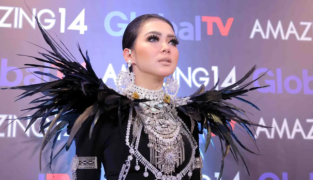 Selalu berbeda dalam setiap penampilannya. Itulah penyanyi Syahrini. Penyanyi yang memiliki jargon Cetar Membahana itu menjadi salah satu pengisi dalam acara HUT salah satu televisi swasta beberapa waktu lalu. (Deki Prayoga/Bintang.com)
