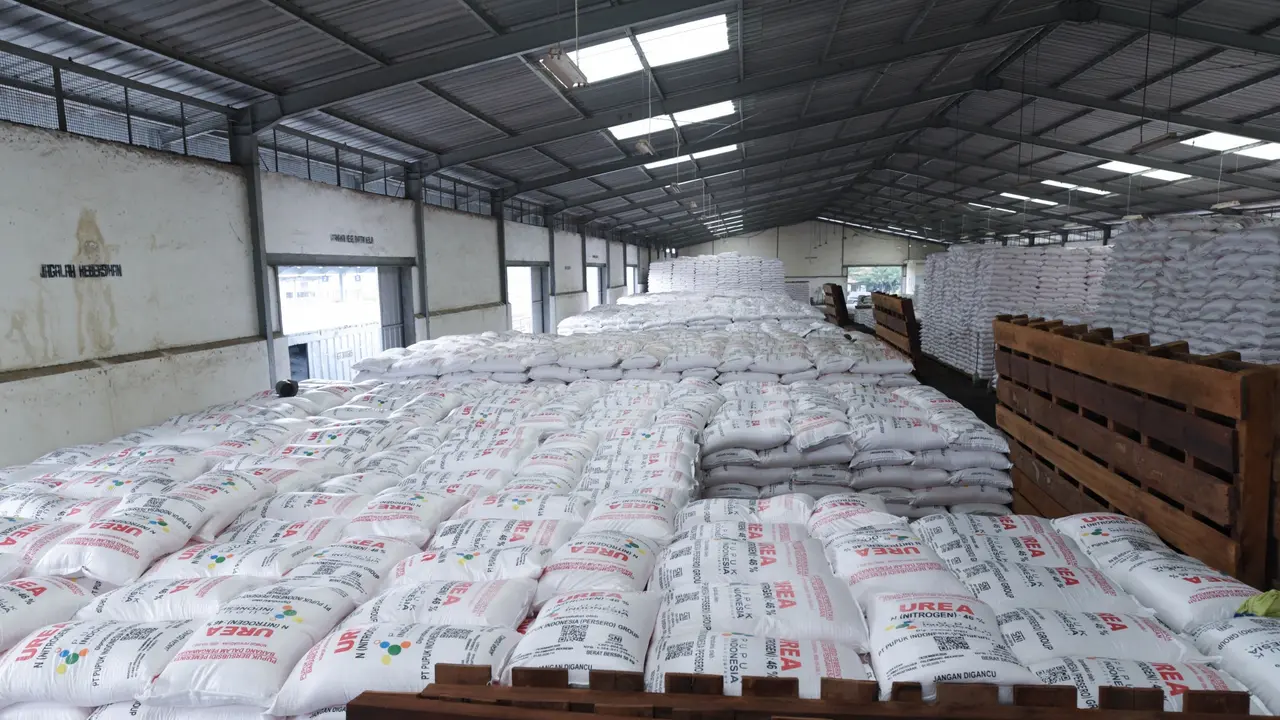 Sejalan dengan ekspor ke Australia, Pupuk Indonesia memastikan stok nasional tetap terjaga di level 1,1 juta ton per 13 Mei 2026, didukung produksi optimal harian sebesar 25 ribu ton urea dan 15 ribu ton NPK. (Foto: Pupuk Indonesia)