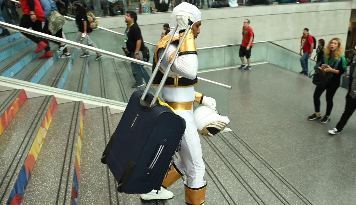 Seorang cosplayer berkostum ala Power Ranger menghadiri New York Comic Con 2019 di Jacob K. Javits Convention Center, Kamis (3/10/2019). Comic Con menjadi salah satu gelaran acara yang paling dinanti para pecinta komik maupun film. (Bryan Bedder/Getty Images for ReedPOP/AFP)