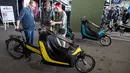 Pengendara mengayuh sepedanya saat mengikuti perlombaan balap dalam pameran sepeda di Berlin, Jerman (15/4). Pameran ini merupakan rangkaian pameran VELOBerlin 2018 yang digelar di bandara Tempelhof. (AFP / Odd Andersen)