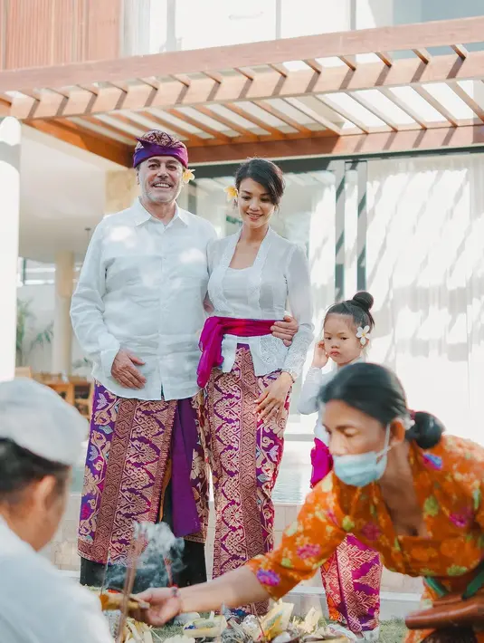 Dari keterangan foto yang dibagikan,  perempuan kelahiran Bandung 43 tahun itu sedang menjalani ritual melaspas. [Instagram/farahquinnofficial