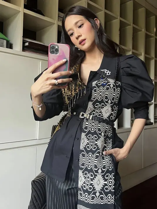 <p>Gista Putri, istri wishnutama hadirkan ragam tampilan yang menyematkan rasa cintanya dengan budaya Indonesia dengan sentuhan kain-kain khas dalam ragam busana. [Foto: Instagram/ Gista Putri]</p>